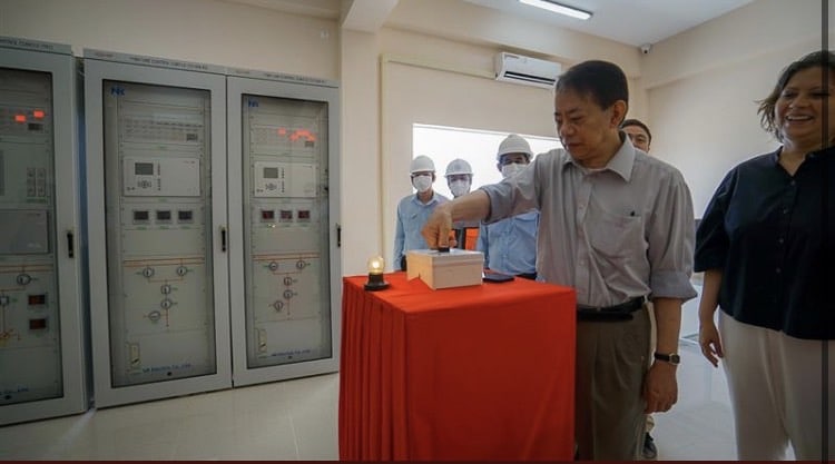 The power was switched on by Mr Masatsugu Asakawa, the President of Asian Development Bank and H.E. Keo Rottanak, a Minister attached to the Prime Minister’s office and the Managing Director of Electricite du Cambodge